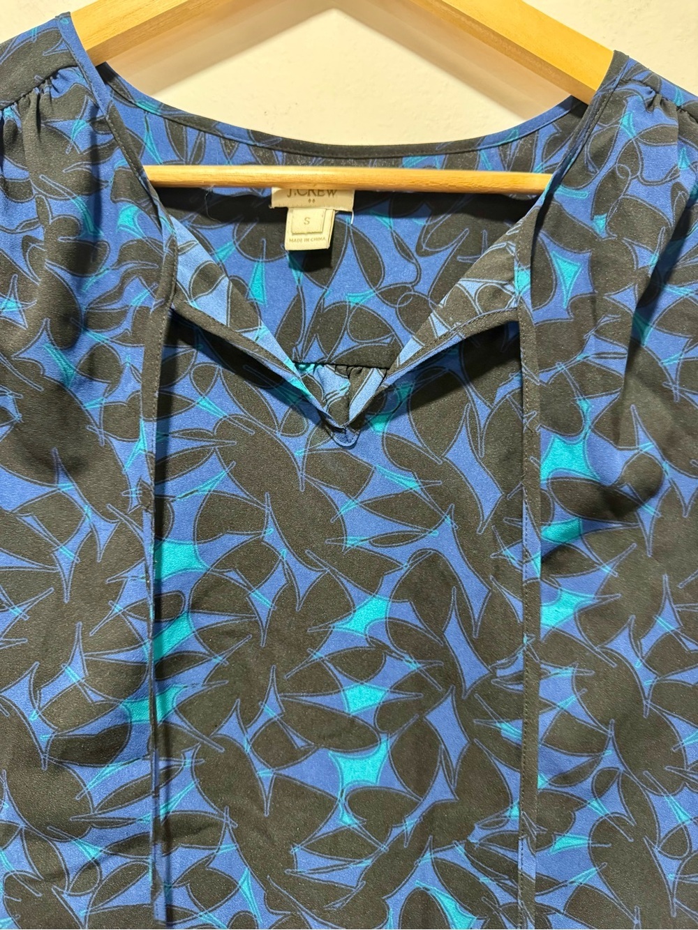 J. Crew Blue Turquoise Floral‎ Chiffon Peasant Blouse Split Neck Size S - Picture 4 of 5